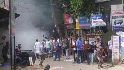 মানিকগঞ্জে পুলিশের সঙ্গে বিএনপির নেতা-কর্মীদের সংঘর্ষ (বৃহস্পতিবারের ছবি)
