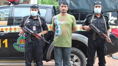 র‌্যাব-১১-এর হাতে গ্রেফতার পলাতক আসামি জাকির