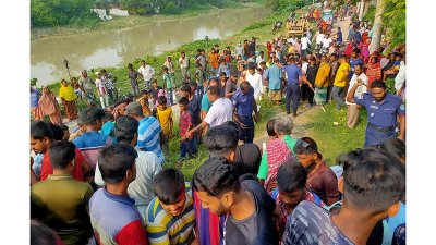 ঘটনাস্থলে এলাকাবাসীর ভিড়
