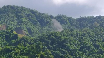 সীমান্তের এপারে পড়া বি‌স্ফো‌রিত গোলা থে‌কে ধোঁয়া বের হ‌চ্ছে