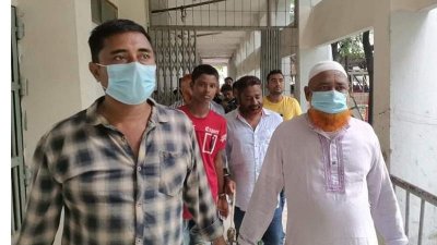 আদালত প্রাঙ্গণে আসামিরা