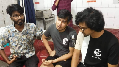 সংঘর্ষে আহতদের চিকিৎসার জন্য হাসপাতালে নিয়ে যায় সতীর্থরা