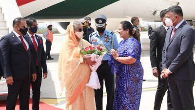 দিল্লিতে প্রধানমন্ত্রীকে লাল গালিচা অভ্যর্থনা