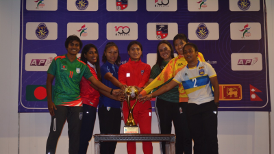 সাফ চ্যাম্পিয়নশিপের ট্রফির সামনে অন্য দলের অধিনায়কদের সঙ্গে বাংলাদেশ অধিনায়ক সাবিনা খাতুন (বাঁমে)