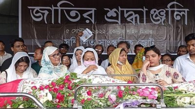 কবির মরদেহের পাশে সাবিনা ইয়াসমিন ও স্বজনরা