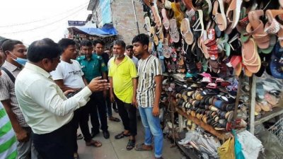 নিউ মার্কেটে শতাধিক অস্থায়ী দোকান উচ্ছেদ করে ডিএসসিসি