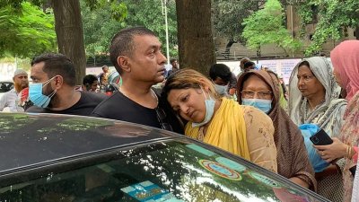 শহীদ মিনারে দিঠি আনোয়ার/ ছবি: সুধাময় সরকার