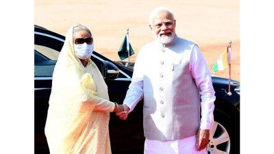 প্রধানমন্ত্রীকে অভ্যর্থনা জানালেন মোদি
