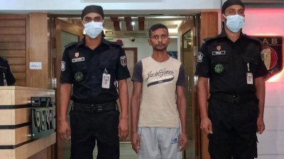 র‌্যাবের হেফাজতে আসামি মো. উজ্জল প্রামাণিক