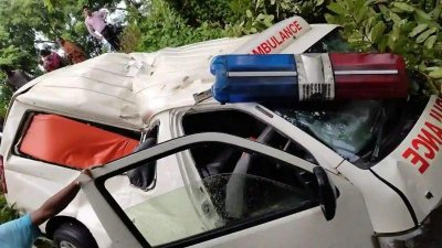 সহকারী চালাচ্ছিল সাতক্ষীরা মেডিক্যালের অ্যাম্বুলেন্স, নিয়ন্ত্রণ হারিয়ে গাছে ধাক্কা
