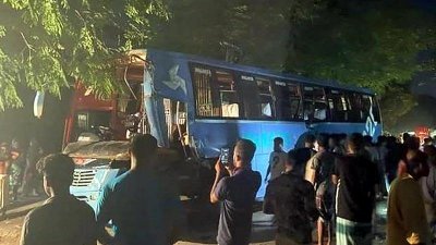 দুর্ঘটনাকবলিত বাস