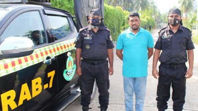 টাকার বিনিময়ে অস্ত্র ও ইয়াবা দিয়ে ফাঁসাতে গিয়ে র‌্যাবের হাতে আটক হন আবুল হোসেন