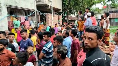 বাড়ির সামনে স্থানীয়দের ভিড়