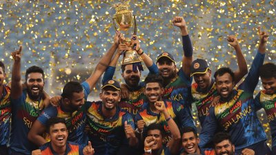 এশিয়া কাপের ট্রফি হাতে লঙ্কানদের উল্লাস।