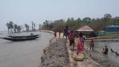 স্বেচ্ছাশ্রমে বেড়িবাঁধ সংস্কারের কাজ করেছেন স্থানীয়রা