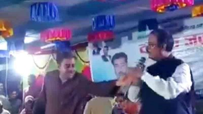 আকরাম হোসেন চৌধুরীর হাত থেকে মাইক্রোফোন কেড়ে নিচ্ছেন ছলিম উদ্দিন তরফদার (ছবি ভিডিও থেকে নেওয়া)