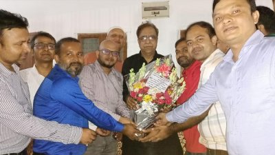 নবগঠিত কমিটির সদস্যরা সংস্কৃতি বিষয়ক প্রতিমন্ত্রী কে এম খালিদের সঙ্গে সৌজন্য সাক্ষাৎ করেন