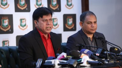 সংবাদ সম্মেলনে কথা বলছেন প্রধান নির্বাচক মিনহাজুল আবেদীন। পাশে নির্বাচক হাবিবুল বাশার।