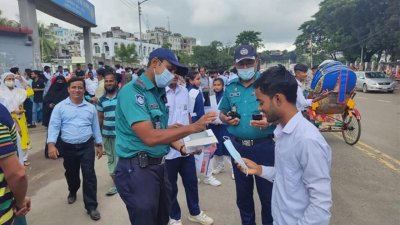 এসএসসি পরীক্ষার্থীদের মাস্ক দিলো ট্রাফিক পুলিশ