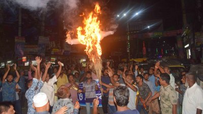 রাঙ্গার সমর্থকরা জিএম কাদের বিরুদ্ধে স্লোগান দিয়ে কুশপুত্তলিকা দাহ করেন
