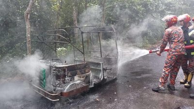 চাঁদা না পেয়ে সড়কে অটোরিকশা পোড়ালো দুর্বৃত্তরা