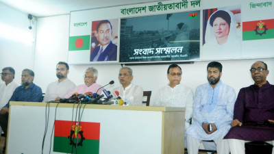 সংবাদ সম্মেলনে বক্তব্য রাখছেন মির্জা ফখরুল ইসলাম আলমগীর