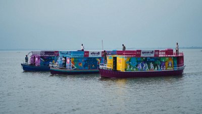 গণিত, বিজ্ঞান ও মূল্যবোধ বিষয়ে সজ্জিত ৩টি নৌকা গেলো ভোলা