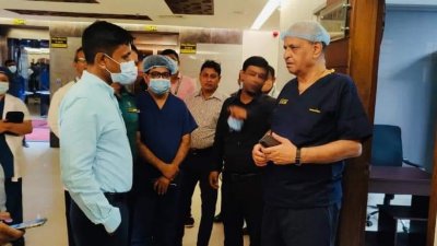 দগ্ধদের চিকিৎসার খোঁজ নিতে আসেন জিএমপি কমিশনার মোল্ল্যা নজরুল ইসলাম