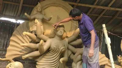 প্রতিমা তৈরিতে ব্যস্ত সময় পার করছেন শিল্পীরা