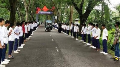 উপজেলা চেয়ারম্যানকে স্বাগত জানাতে শিক্ষার্থীদের সড়কে দাঁড় করিয়ে রাখা হয়