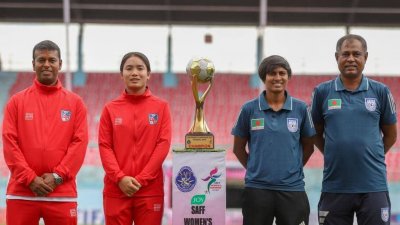 ট্রফির দুই পাশে দুই দেশের অধিনায়ক ও কোচ।