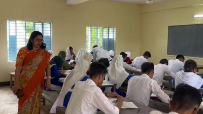 বান্দরবানের জেলা প্রশাসক ইয়াসমিন পারভীন তিবরিজী কুতুপালংয়ে স্থানান্তর হওয়া ঘুমধুমের এসএসসি পরীক্ষার কেন্দ্র ঘুরে দেখছেন
