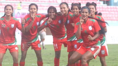 নেপালের জালে তৃতীয় গোল, শিরোপার সুবাস পাচ্ছে বাংলাদেশ