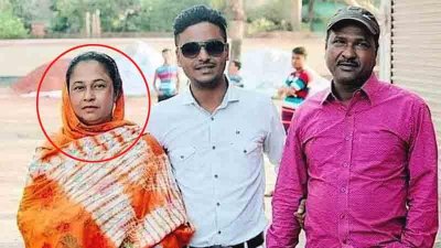 স্বজনদের সঙ্গে শাহনাজ বেগম (গোল চিহ্নিত)
