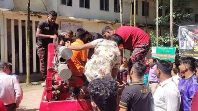 পুকুর থেকে শাহীনের মরদেহ উদ্ধার করেন ফায়ার সার্ভিসের কর্মীরা