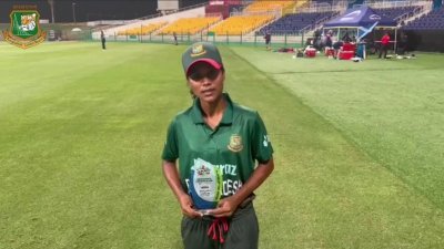 ম্যাচসেরার পুরস্কার হাতে সোহেলি আক্তার।