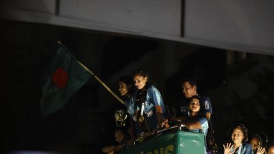চ্যাম্পিয়নদের বরণ। ছবি: সাজ্জাদ হোসেন
