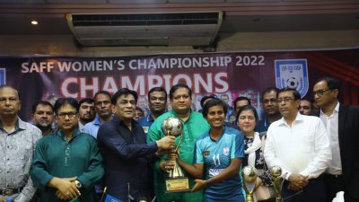 সাফের ট্রফি নিয়ে সালাউদ্দিন-সাবিনাদের সঙ্গে উল্লাসে মেতেছিলেন ক্রীড়া প্রতিমন্ত্রী জাহিদ আহসান রাসেল। ছবি: সাজ্জাদ হোসেন