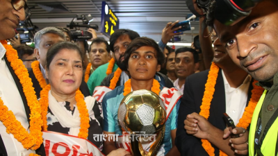 ট্রফি নিয়ে বিমানবন্দরে অধিনায়ক সাবিনা খাতুন।