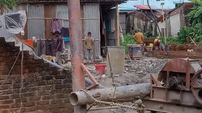 পুকুর ভরাট করে চলছে ভবন নির্মাণকাজ