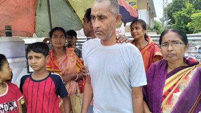 পরিবারের সদস্যদের সঙ্গে শিক্ষক বিভূতি মোহন সরকার