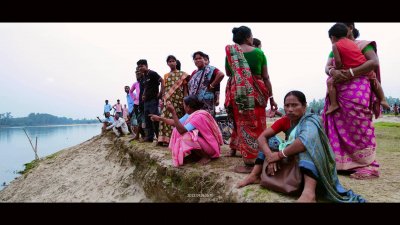 করতোয়া তীরে অপেক্ষায় স্বজনরা (ছবি: আরিফুল ইসলাম রিগান)