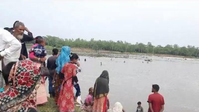 করতোয়া তীরে অপেক্ষমাণ স্বজনরা (ছবি: সাজ্জাদুর রহমান সাজ্জাদ)