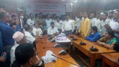 জেলা প্রশাসকের কার্যালয়ের হলরুমে নির্বাচনের প্রার্থীরা