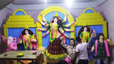 প্রতিমা তৈরিতে ব্যস্ত সময় পার করছেন রাজবাড়ীর মৃৎশিল্পীরা