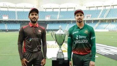 ট্রফির দুই পাশে দুই দলের অধিনায়ক।