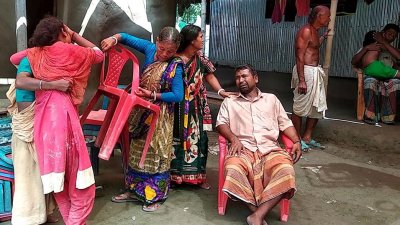 নৌকাডুবিতে পাঁচ স্বজনকে হারানো হেমন্তের কান্না থামছে না
