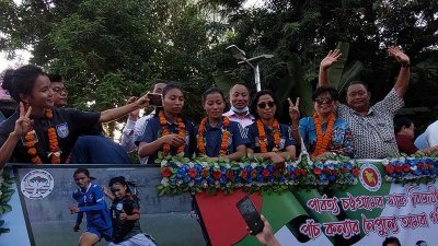 রাঙামাটিতে সাফজয়ী পাঁচ ফুটবলারকে সংবর্ধনা