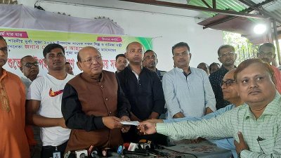 ভোলার সদর উপজেলার পূজামণ্ডপের জন্য উপহার দিচ্ছেন তোফায়েল আহমেদ