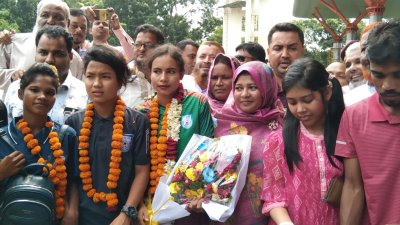 সৈয়দপুর বিমানবন্দরে সাফজয়ী তিন ফুটবলারকে সংবর্ধনা